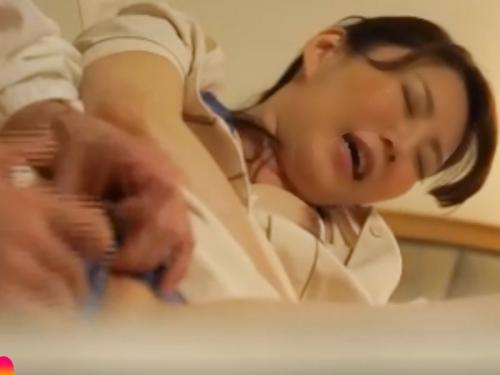 ［強引堕ち/おばさん施術師］きゃっ手マン…御汁止まんない。センズリ野郎に押し倒された美魔女が生棒呑み込む、エロ動画wwwww