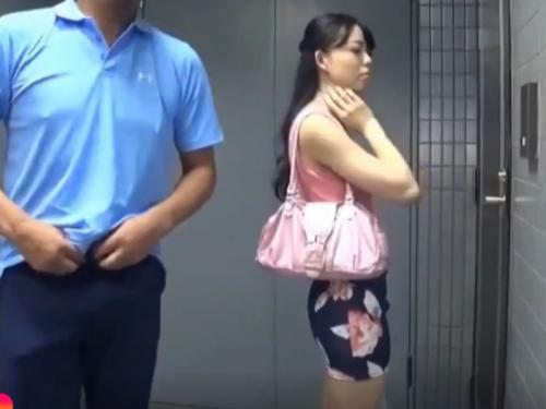 ［即ズボ堕ち＼キメセク奥様］パンパン…鬼ピス止めないで。発情薬を塗った巨根野郎がママを野外で便器に堕とす、エロ動画ww