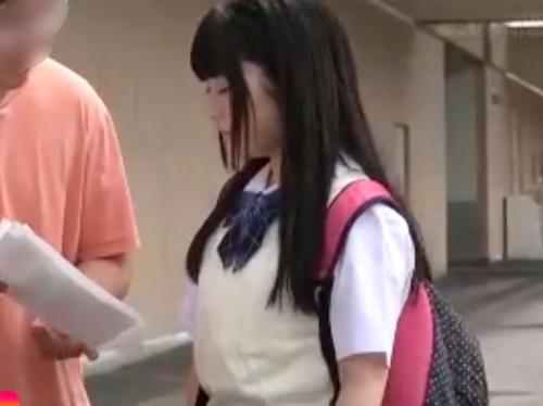［マジックミラー号/センズリ棒喰いK］凄い我慢汁。亀頭ドロドロしたデカマラを制服娘がツルツル膣に飲み込むエロ動画wwwww