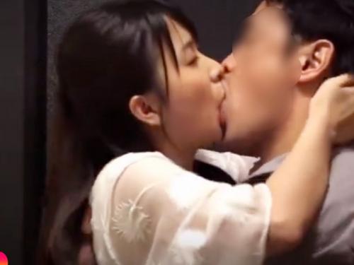 ［泥沼不貞/NTRドラマ］ベロチュー…唾液飲ませて。他人棒のお味に溺れた清楚妻がナマ膣に呑み込んじまう、エロ動画wwwwwwww