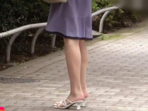 ［上物おばさん/ナンパ企画］やだクンニ…もつとナメクジして。誘惑パンツを湿らせた美脚妻が密室で他人棒に抱かれるエロ動画wwwww
