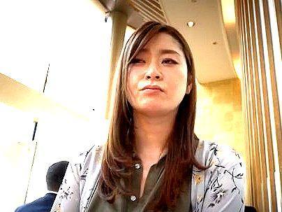 ＜人妻熟女！＞「凄いの…♡」見かけによらずエッロイ体の美魔女奥さん！ガチパコｓｅｘシチャウゾ！