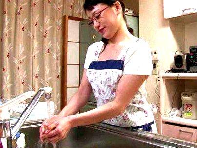 ＜生真面目奥さん＞「メガネがエロいってｗＷ！」地味な感じの奥さん！他人棒で種付け膣内発射中出しに！