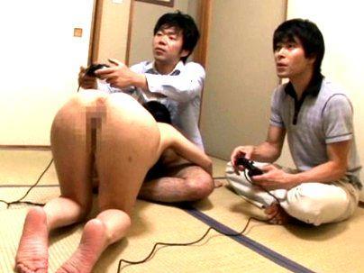 ＜性欲処理ペット！＞「これいいのん…♡」無毛マンコの可愛い女子！ゲーム中に男のオチンポフェラシチャウゾ(無料エロ動画)