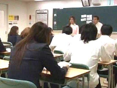 ＜憧れの教育実習生＞「おっきいのね…♡！」クッソエロい美人憧れの教育実習生！生徒が我慢できずに・・(無料エロ動画)
