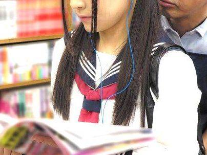 ＜イヤホン女子＞「ケケケ・・！」バカな女だ！本屋でイヤホンしてるせいで・・痴漢師に狙われちゃうぞ(無料エロ動画)