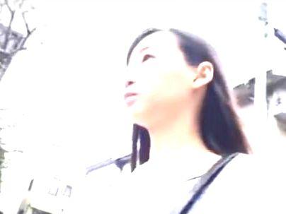 ＜痴女奥さん！＞「ｈしたいの…♡」勉強漬けの男子学生を誘惑！逆痴漢行為で楽しんじゃう(無料エロ動画)
