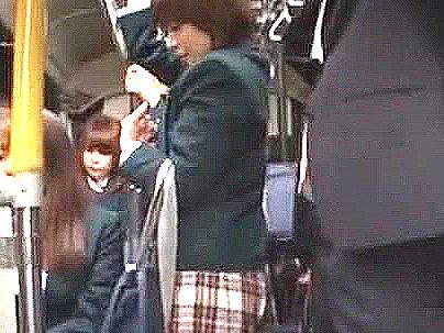 ＜女●校通学バス＞「まさかの？！」真面目そうな制服女子！男をさそってきてエチエチに発展しちゃう(無料エロ動画)