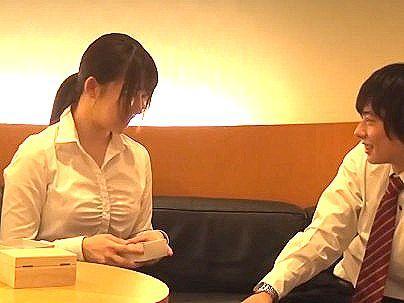 ＜同部屋！＞「ダメだよ…♡」おめ～のデカパイに我慢できないぞ！勿論明日からの仕事は忘れてやっちゃうぞ(無料エロ動画)