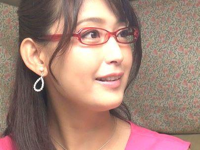 ＜人妻ナンパ！＞「眼鏡が・・・エロいってｗ！」インテリ系清楚美人奥さん！ナンパされて浮氣交尾シチャウゾ(無料エロ動画)