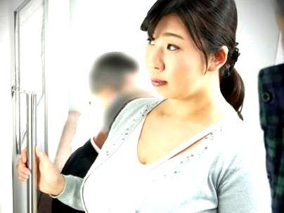＜揉みまくり痴漢！＞「ダメなの…」グラマラスエロい体の爆乳おっぱい美魔女おばさん！痴漢行為でヤリマクリ(無料エロ動画)