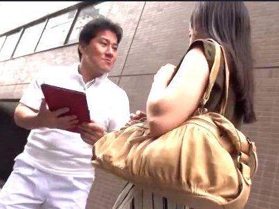 ＜ナンパした人妻＞「バカな女だ！」マッサジーとだまされた奥さん！ポルチオ施術でマジイキ絶頂シチャウゾ(無料エロ動画)