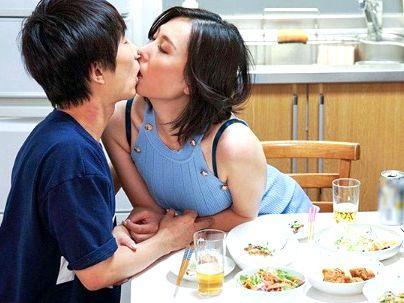 ＜人妻NTR！＞「ババア、欲情！」隣人大学生に大興奮しBBA！旦那裏切り浮氣交尾シチャウゾ(無料エロ動画)