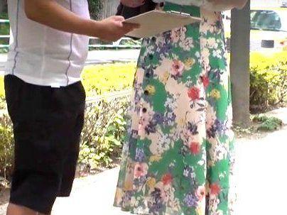 ＜人妻企画＞「少しなら！」町でゲットした奥さん！車の中で浮気ファック種付け膣内発射中出しに(アダルト動画)