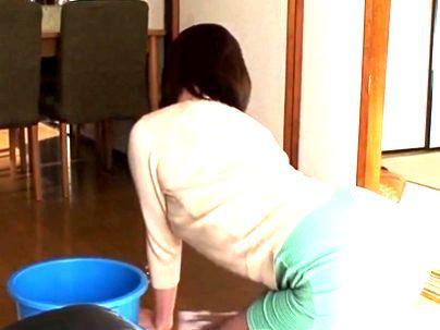 ＜人妻マッマ、登場！＞「ダメよ…こんなこと…」息子友達が我慢限界で・・熟女に手を出しちゃうぞ(アダルト動画)