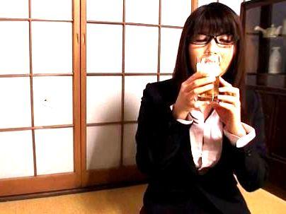 ≪OL≫【酔っちゃた…♡】メガネのスレンダー美乳おっぱい美少女！酔っぱらってエチエチ発展シチャウゾ(無料エロ動画)