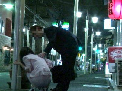 ＜OL連れ込み！＞「大丈夫ですか？ヒヒヒ・・」酔っぱらっていたOLを発見！勿論やっちゃうけどね(アダルト動画)