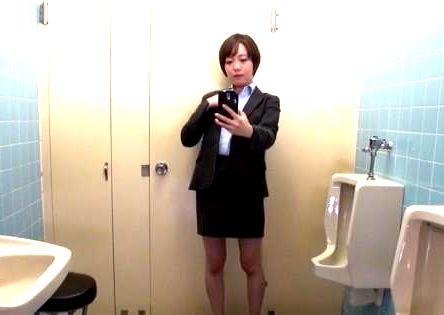 ＜OL！＞「痴女」ショートカット滅茶苦茶カワイ子ちゃんOL！トイレでオナニーそれを発見した男と・・・