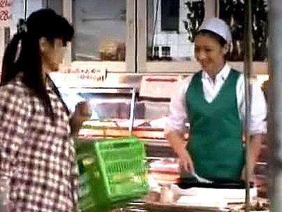 ＜精肉コーナー！＞「いらっしゃいませ…♡」スレンダー美乳おっぱい美魔女オバサン！お店でエロ行為に(無料エロ動画)