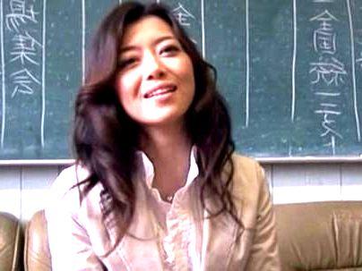 ＜AV女優北条麻妃＞「母校の教壇だときて？最高すぎるｗＷ！」美魔女おばさんAV女優が母校にきてｈな事シテクレチャウ！