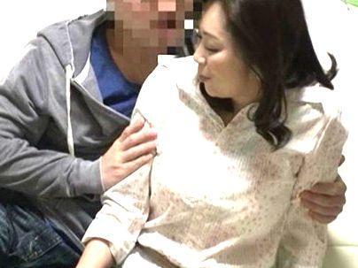 ＜人妻熟女！＞「ダメなの…」五十路の色気ムンムン美魔女！若いチンポで興奮してエチエチに！
