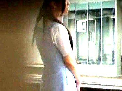 ＜痴漢＞「この子・・潮吹くぞｗＷ！」清楚系可愛い制服女子！痴漢師に強引にヤラレマクリ(無料エロ動画)