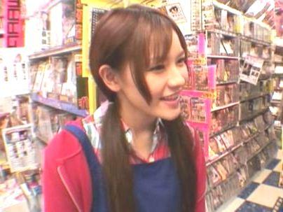 ＜AVを見ようと思ったら＞「ウソだろ？まじか？！」店員が上原結衣でマサカの展開勃発！店内で合体できたぞ！