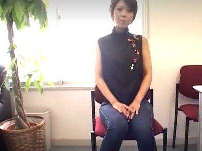 ＜センズリ見てたら興奮＞「さあ～どーする？！」素人娘がオチンポ見てっゾ！ウフォ！お口で加えてキタぞｗ！