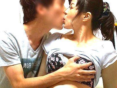 ＜盗撮×素人！＞「ひさしぶりなの…♡」性欲高めの人妻熟女がナンパされて年下とエロ行為しちゃうぞｗ(無料エロ動画)