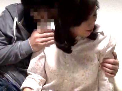＜盗撮＞「おばさん、内心喜ぶｗＷ！」熟女を部屋に連れ込んで！なし崩し的にエロ行為持ち込んじゃう！(アダルト動画)