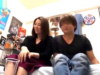 ＜盗撮ドキュメント＞「私でいいの…♡久しぶり！」他人棒と遊ぶ人妻！欲求不満だったのかかなり喜んじゃうぞ！