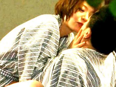 ≪温泉旅行≫【内緒だよ…♡】スレンダー美乳おっぱい女子！温泉旅行でバレないようにガチでセックスシチャウゾ(無料エロ動画)