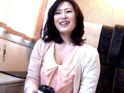＜人妻恥悦旅行＞「ｈしたいの…♡！」性欲高めオバサン熟女！旅行で他人棒浮気sexシチャウゾ(無料エロ動画)