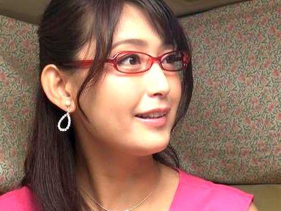 ＜素人妻ナンパ＞「メガネが・・エロいってｗＷ！」清楚系可愛い奥さん！このルックス堪能シチャウゾ(無料エロ動画)