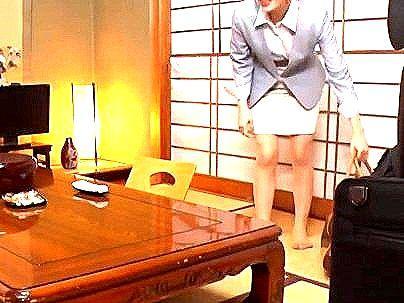 ＜美人上司＞スタイル抜群ボインの美人上司と相部屋でえちえちになるぞ！！！