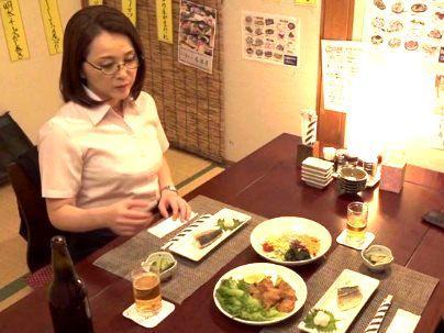 ＜美魔女な上司！＞「ババア、調子に乗るｗ！」真面目そうなおばさん上司！お酒飲んで家でエロ交尾してみたぞ(アダルト動画)