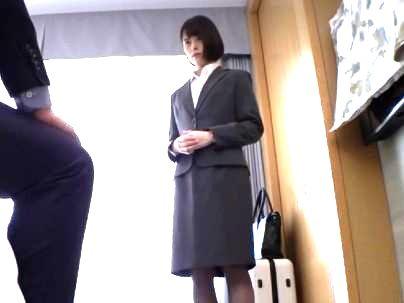 ＜相部屋＞「同じ部屋ですか？」スレンダー貧乳おっぱいショートカットOL！大嫌いな上司に寝取られセックス(無料エロ動画)