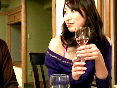 ＜兄貴の嫁さん＞「我慢できないｗＷ！」上品で色っぽい兄貴の嫁さん！オチンポ我慢できず手を出しちゃうぞ(無料エロ動画)