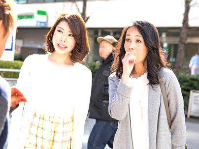 ＜美魔女ナンパ！＞「え？コレからですか？」町でゲットした奥さん！他人棒で浮氣交尾シチャウゾ(無料エロ動画)