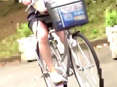 ＜ガチンコナンパ！＞「チリン、チリン！なんですか？」子持ちママチャリ妻ゲッツ！なし崩し的に種付け膣内発射中出しに！