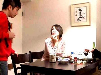 ＜近親人妻相姦！＞「ｈしたいの…」欲求不満ショートカット美乳おっぱい奥さん！禁断セックス発展シチャウゾ(無料エロ動画)