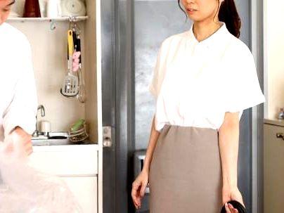 ＜熟母＞「だめよ…こんなこと！」スレンダー細見上品な感じの美人奥さん！息子に抱かれ悶えるぞ(無料エロ動画)