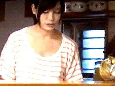 ＜ノーブラ！＞「ダメなの・・に」ゴミ出しする色っぽい人妻奥さん！ノーブラで男にネトラレｓｅｘになっとる(アダルト動画)
