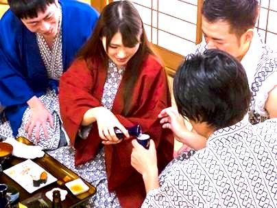 ＜旅館の宴会場！＞「乾杯…♡」グラマラスエロい体の奥さんママ！他人棒で浮気不倫ネトラレ行為になる！