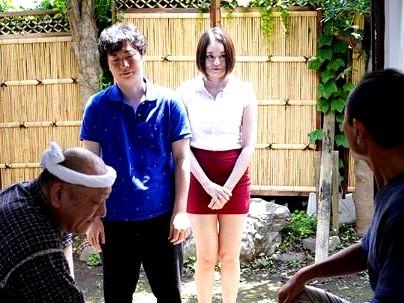 ＜人妻奥さん！＞「こんにちは！」旦那の実家で暮らすことにした新妻！淫乱痴女で他人棒フェラしちゃう(無料エロ動画)