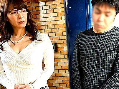 ＜人妻熟女＞「え？見ないで…」隣人美魔女おばさん人妻奥さん！オナニーしてる所をみてなし崩し的エロ行為に！(無料エロ動画)