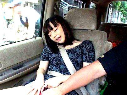 ＜スリルに興奮＞「見えちゃうよ…♡！」車の中でセンズリ！素人娘が興奮してエスカレートしちゃう(無料エロ動画)