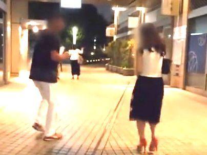 ＜素人妻ナンパ！＞「ｗ？私ですか？」セレブの奥さん町でゲット！口説いてエロ交尾しちゃうぞ(アダルト動画)