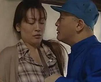 【熟女】水道工事の業者のフリをして自宅に上がり込んだ強姦魔！包丁で人妻を脅して言いなり肉便器！