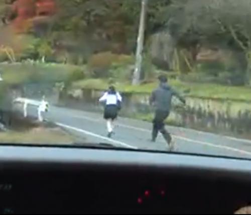 【JK】田舎道を一人で下校中の女子を走って追い回すガチヤバイ変態野郎、車で連れ去ってキメセクレイプ